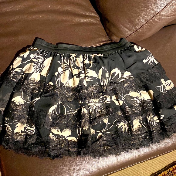 Cute ruffly skirt - Picture 1 of 1